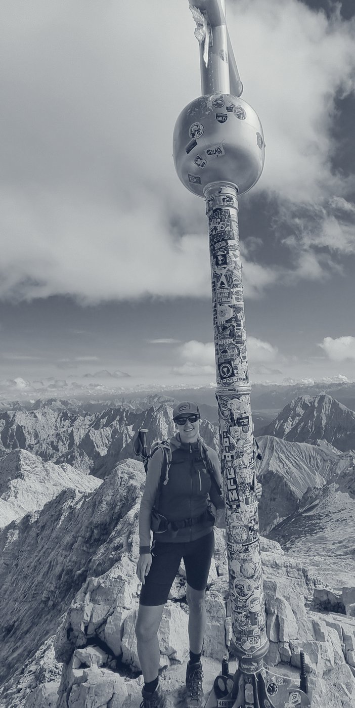 Viola Korte auf einem Alpengipfel